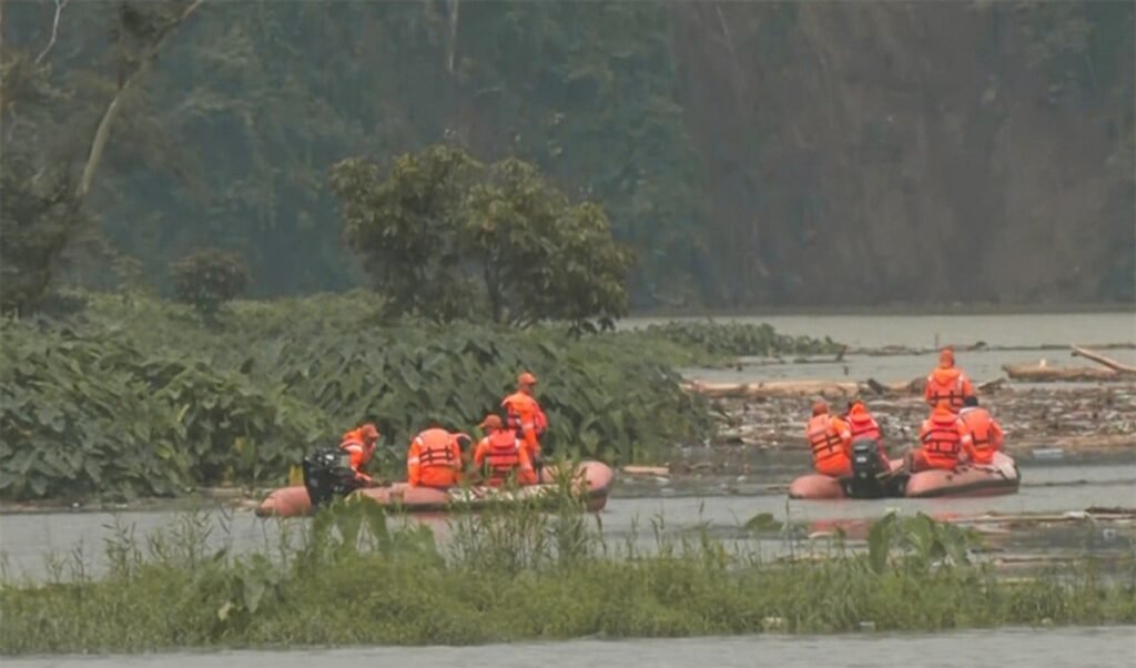 Arunachal Flood: टापू पर फंसे लोग, देवदूत बनकर पहुंची IAF, भारी बारिश से बिगड़े हालात, रेस्क्यू जारी