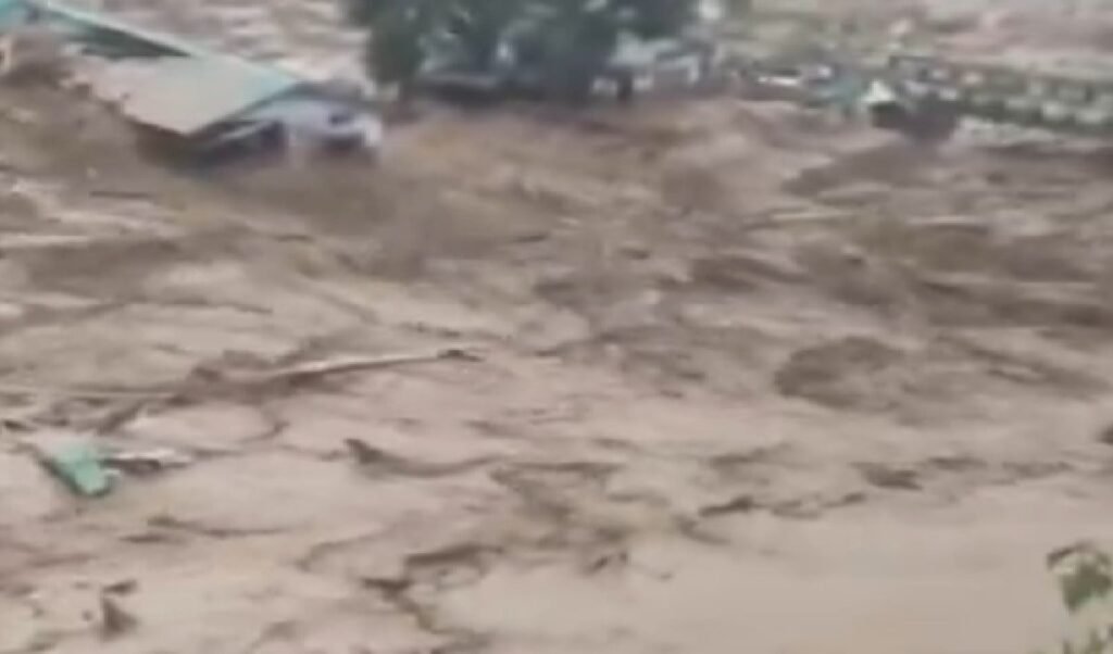 Arunachal Pradesh में बादल फटने से जलप्रलय! Flash Flood में 5 लोग लापता, 50 घर हुए तबाह Arunachal Pradesh में बादल फटने से जलप्रलय! Flash Flood में 5 लोग लापता, 50 घर हुए तबाह