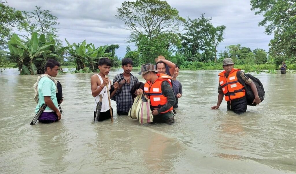 Assam में Flood का खतरा! Arunachal की बारिश से हाई अलर्ट जारी, 3 लापता Assam में Flood का खतरा! Arunachal की बारिश से हाई अलर्ट जारी, 3 लापता