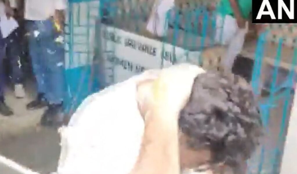 Bengal में TMC नेता सौमित्र बनर्जी पर अंडा अटैक, कोर्ट ले जाते वक्त लगे ‘चोर’ के नारे Bengal में TMC नेता सौमित्र बनर्जी पर अंडा अटैक, कोर्ट ले जाते वक्त लगे ‘चोर’ के नारे