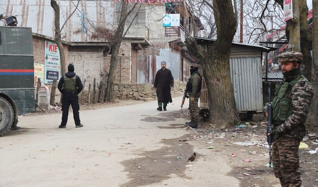 CIK Raids Jammu and Kashmir | आतंकवादी गतिविधियों से जुड़े मामले में कश्मीर के छह जिलों में छापेमारी