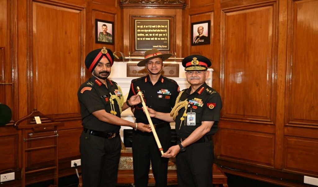 COAS जनरल द्विवेदी ने J-K Rifles की संभाली कमान, Honorary Colonel बन जड़ों से फिर जुड़े COAS जनरल द्विवेदी ने J-K Rifles की संभाली कमान, Honorary Colonel बन जड़ों से फिर जुड़े