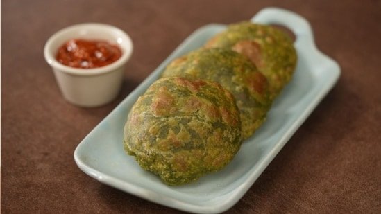 Chef Sanjeev Kapoor shares deliciously savoury moong palak puri recipe: See step-by-step preparation Chef Sanjeev Kapoor shares deliciously savoury moong palak puri recipe: See step-by-step preparation