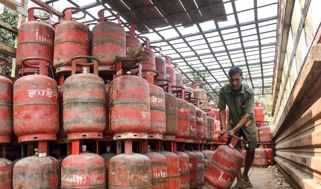 Commercial Cylinders Price Hike | वाणिज्यिक एलपीजी सिलेंडर 42 रुपये महंगा, घरेलू रसोई गैस की दरों में बदलाव नहीं