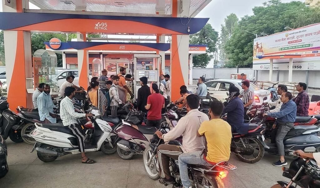 Crude Oil संकट से बढ़ेगी महंगाई? Petrol-Diesel की मांग घटी, देश की Economy पर मंडराया बड़ा खतरा। Crude Oil संकट से बढ़ेगी महंगाई? Petrol-Diesel की मांग घटी, देश की Economy पर मंडराया बड़ा खतरा।