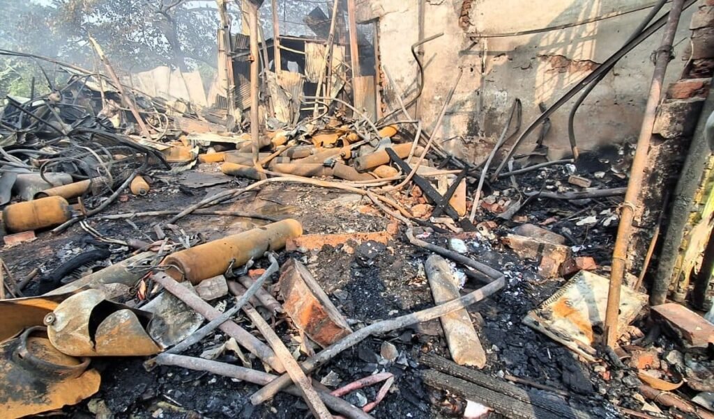 Delhi Mangolpuri Market Fire | दिल्ली के मंगोलपुरी में भीषण आग! फर्नीचर बाजार की 6 दुकानें और टेम्पो जलकर खाक Delhi Mangolpuri Market Fire | दिल्ली के मंगोलपुरी में भीषण आग! फर्नीचर बाजार की 6 दुकानें और टेम्पो जलकर खाक