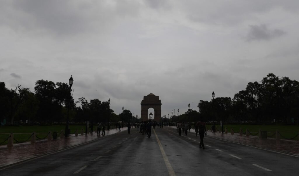 Delhi-NCR को Heatwave से राहत! भीषण बारिश और तूफान, IMD का दो दिन का Yellow Alert जारी
