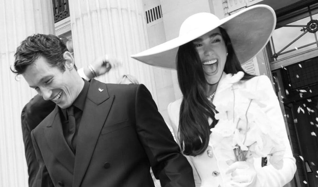 Dua Lipa की Wedding Photos ने मचाया तहलका, Callum Turner संग दिखा शानदार रॉयल लुक Dua Lipa की Wedding Photos ने मचाया तहलका, Callum Turner संग दिखा शानदार रॉयल लुक