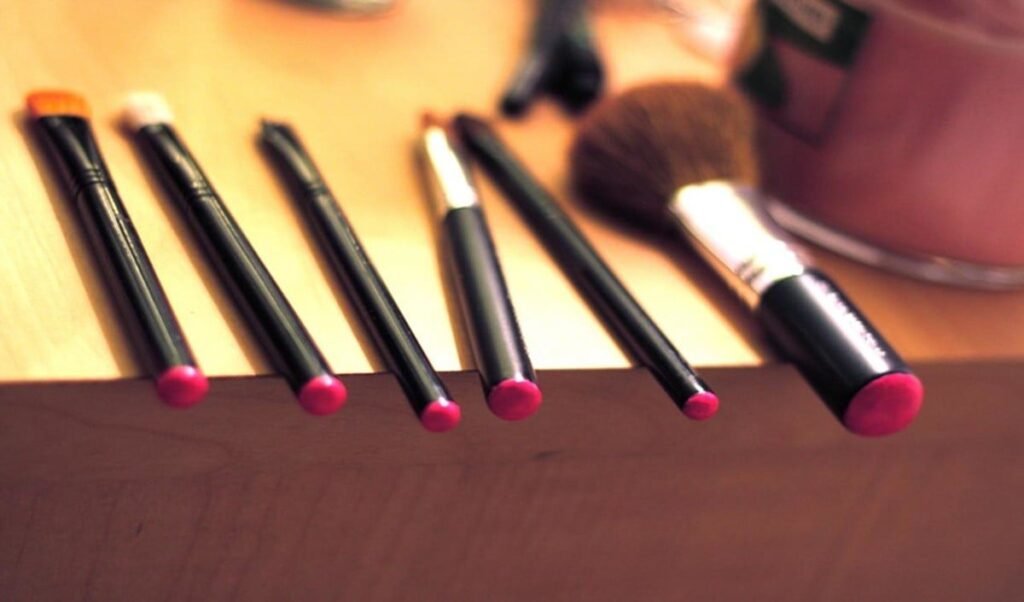 Expired Makeup Products को फेंकने की भूल न करें, ये 5 Amazing Beauty Hacks बचाएंगे आपके पैसे