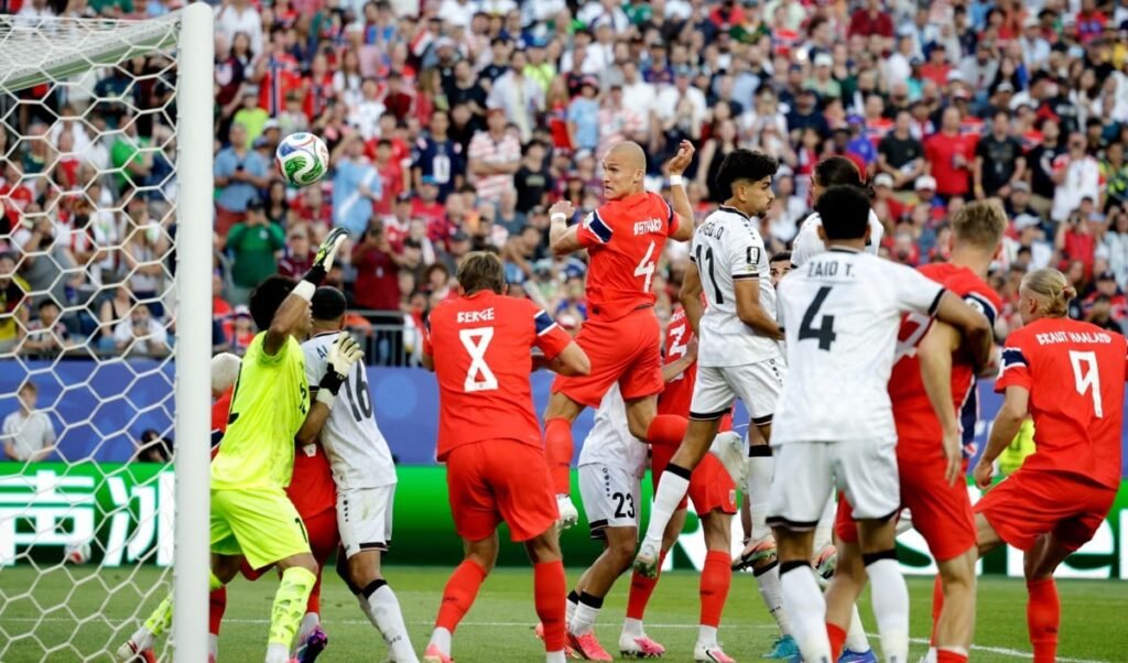 FIFA World Cup का 'Water Break' बना असली 'Game Changer', छोटी टीमों की तोड़ रहा कमर FIFA World Cup का 'Water Break' बना असली 'Game Changer', छोटी टीमों की तोड़ रहा कमर