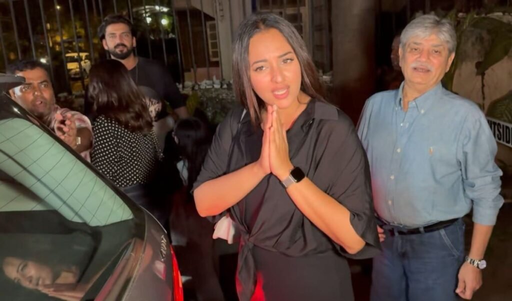 Family Dinner के बाद Paparazzi पर भड़कीं Sonakshi Sinha, गुस्से में बोलीं- बस हो गया अब!