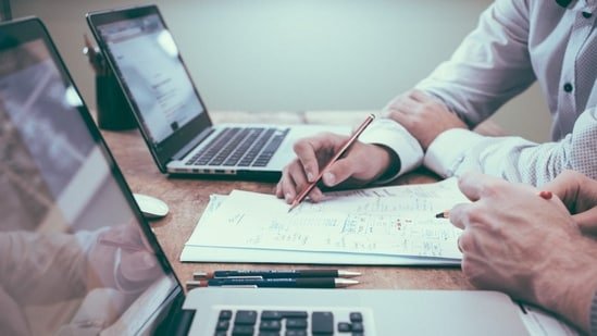 Finance expert shares how much money you should have saved by 30, 40 and 50 to stay on track with long-term goals Finance expert shares how much money you should have saved by 30, 40 and 50 to stay on track with long-term goals