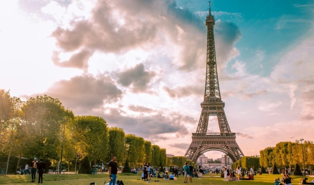 France में Heatwave का जानलेवा कहर, 40 लोगों की मौत, Eiffel Tower भी समय से पहले बंद France में Heatwave का जानलेवा कहर, 40 लोगों की मौत, Eiffel Tower भी समय से पहले बंद