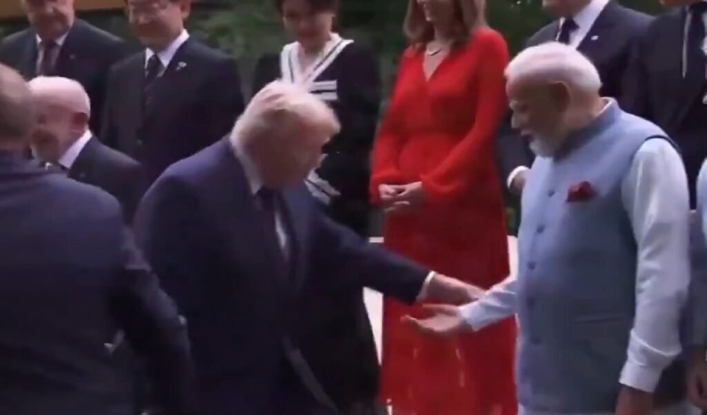 G-7 में सीढ़ियों पर लड़खड़ाए Trump, PM Modi ने गिरने से बचाया!
