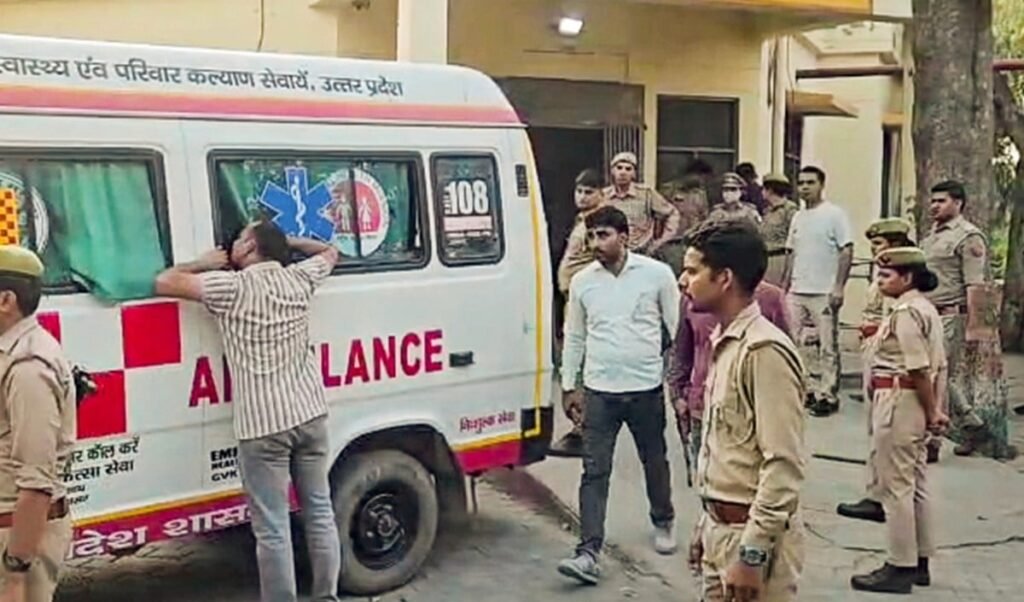 Gorakhpur Pregnant Woman Death | प्रसव के बाद महिला की मौत, परिजनों ने छह घंटे तक शव रखकर प्रदर्शन किया, अखिलेश यादव ने स्वास्थ्य मंत्री को घेरा Gorakhpur Pregnant Woman Death | प्रसव के बाद महिला की मौत, परिजनों ने छह घंटे तक शव रखकर प्रदर्शन किया, अखिलेश यादव ने स्वास्थ्य मंत्री को घेरा