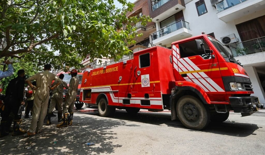 Govindpuri Fire Accident | दिल्ली के गोविंदपुरी में पांच मंजिला इमारत में भीषण आग, 3 लोगों की दर्दनाक मौत, 2 गंभीर रूप से घायल Govindpuri Fire Accident | दिल्ली के गोविंदपुरी में पांच मंजिला इमारत में भीषण आग, 3 लोगों की दर्दनाक मौत, 2 गंभीर रूप से घायल