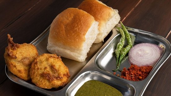 Healthy Vada Pav Recipe: Homemade Mumbai Style Snack Guilt-Free Makeover With Low Calorie And Whole Grains Healthy Vada Pav Recipe: Homemade Mumbai Style Snack Guilt-Free Makeover With Low Calorie And Whole Grains
