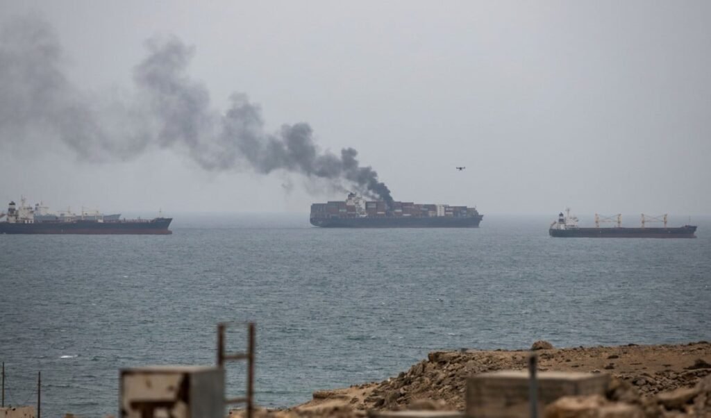 Hormuz Strait में बढ़ा तनाव, Drone Attack के बाद UN ने जहाजों की निकासी रोकी