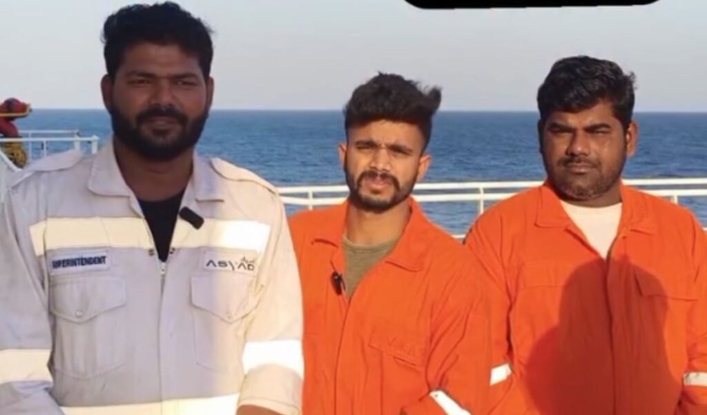 Hormuz में Indian Crew पर US Missile Attack! नाविकों का Video Viral Hormuz में Indian Crew पर US Missile Attack! नाविकों का Video Viral