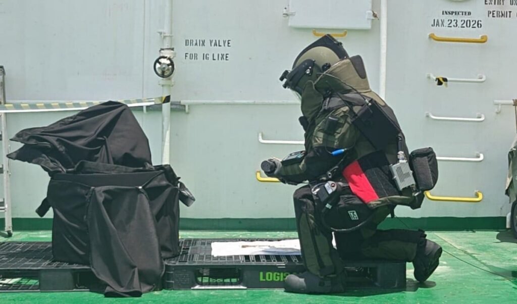Indian Navy का धांसू ऑपरेशन, जहाज से जिंदा मिसाइल निकाल लाई Indian Navy का धांसू ऑपरेशन, जहाज से जिंदा मिसाइल निकाल लाई