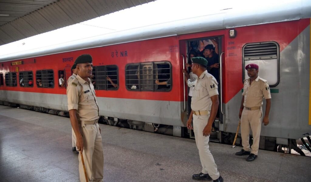 Indian Railways का बड़ा फैसला: अब बिना Ticket यात्रा पर चुकाना होगा दोगुना Fine, नए Rules लागू Indian Railways का बड़ा फैसला: अब बिना Ticket यात्रा पर चुकाना होगा दोगुना Fine, नए Rules लागू