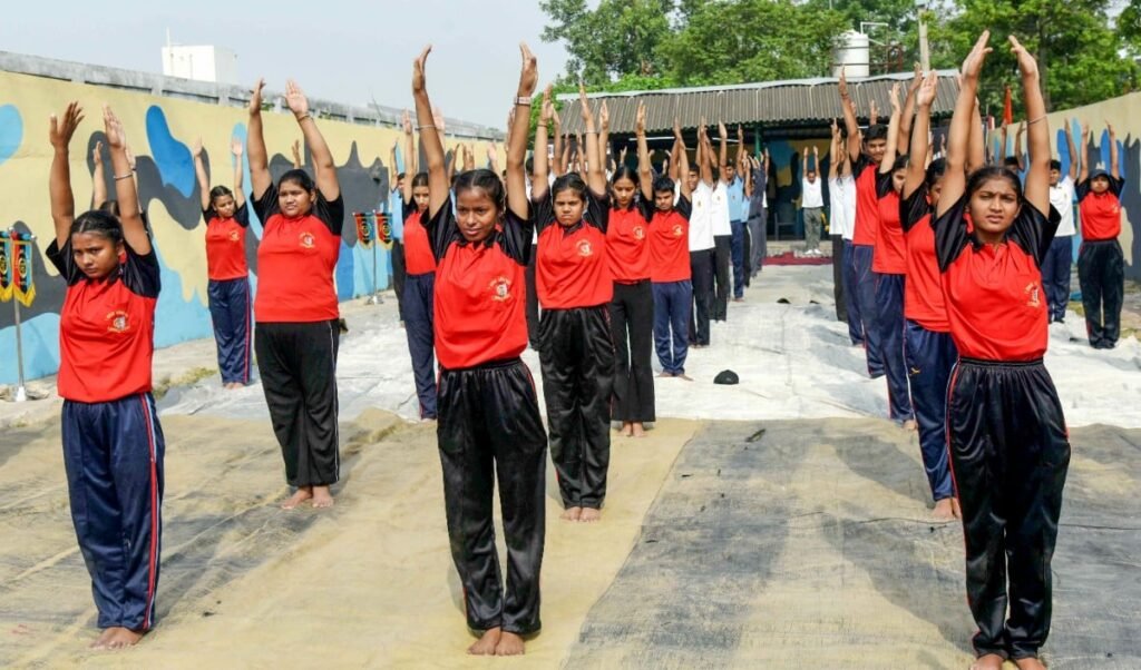 International Yoga Day 2026 पर UP में महा-आयोजन, 1.32 लाख स्कूलों में बच्चे करेंगे Yoga-Practice।
