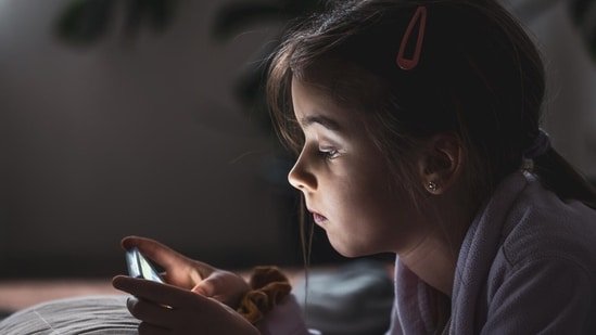 Is your child glued to screens? Psychologist shares 5 changes parents may notice after cutting screen time Is your child glued to screens? Psychologist shares 5 changes parents may notice after cutting screen time