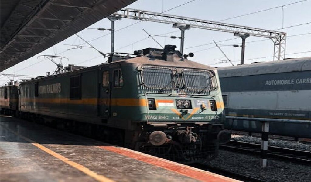 Jharkhand के Palamu में मालगाड़ी के 15 डिब्बे पटरी से उतरे, कई ट्रेनों का Route Divert
