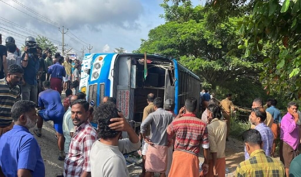 Kerala के Thrissur में दो बसों की भीषण टक्कर, 30 मिनट के Rescue Operation में केबिन काटकर ड्राइवर को निकाला