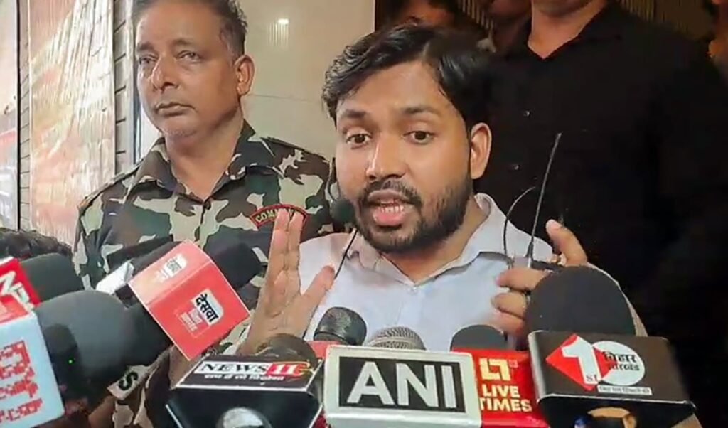 Khan Sir को आखिरकार करना पड़ा Surrender, Firing Case में गिरफ्तार करने पहुँची पुलिस को रात को झेलना पड़ा था छात्रों का भारी विरोध