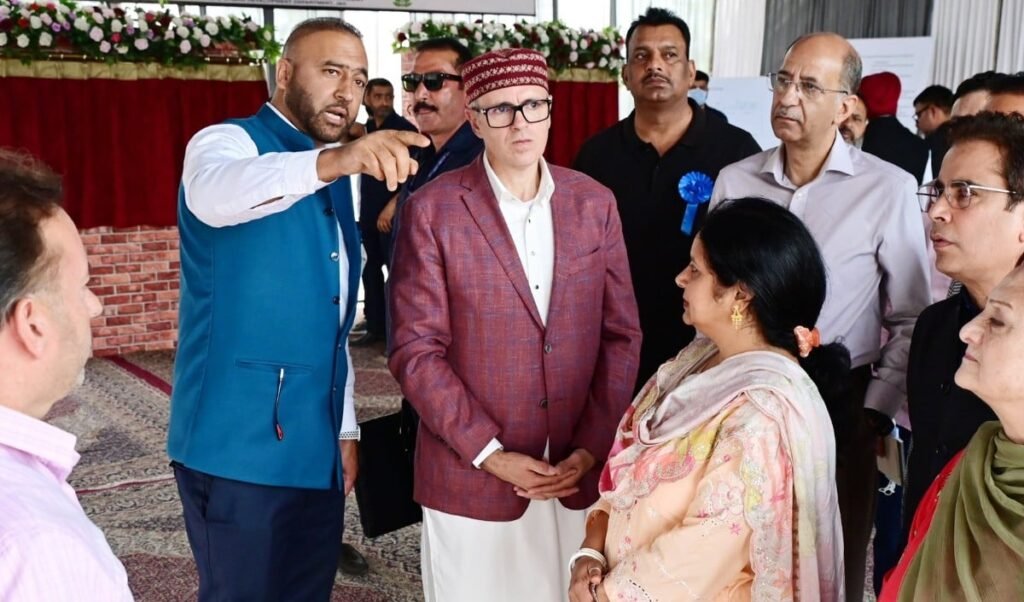 Kheer Bhawani Mela: Omar Abdullah ने की पूजा, कश्मीरी पंडितों को बेहतर व्यवस्थाओं का भरोसा Kheer Bhawani Mela: Omar Abdullah ने की पूजा, कश्मीरी पंडितों को बेहतर व्यवस्थाओं का भरोसा
