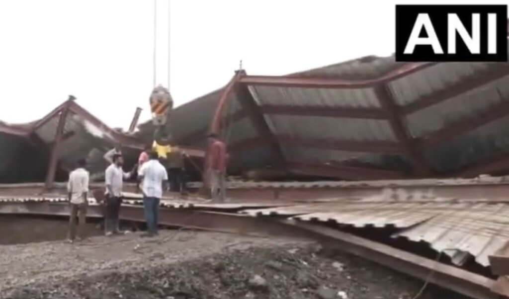 Kolkata Building Collapse: तीन मंजिला गोदाम ज़मींदोज़, 50 लोगों के दबे होने की आशंका, 18 घायल Kolkata Building Collapse: तीन मंजिला गोदाम ज़मींदोज़, 50 लोगों के दबे होने की आशंका, 18 घायल
