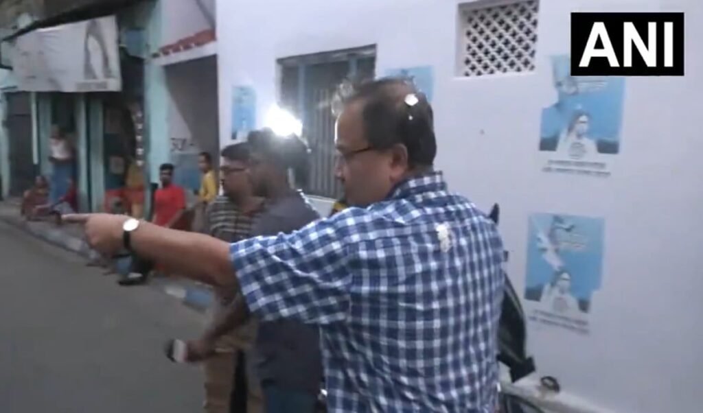 Kolkata में हाई-वोल्टेज ड्रामा: CM Mamata के आवास के बाहर TMC नेता Kunal Ghosh पर अंडा अटैक Kolkata में हाई-वोल्टेज ड्रामा: CM Mamata के आवास के बाहर TMC नेता Kunal Ghosh पर अंडा अटैक