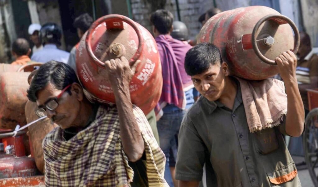 LPG Price Hike पर सरकार का बड़ा दावा- Global Market में लगी आग, फिर भी जनता को राहत LPG Price Hike पर सरकार का बड़ा दावा- Global Market में लगी आग, फिर भी जनता को राहत