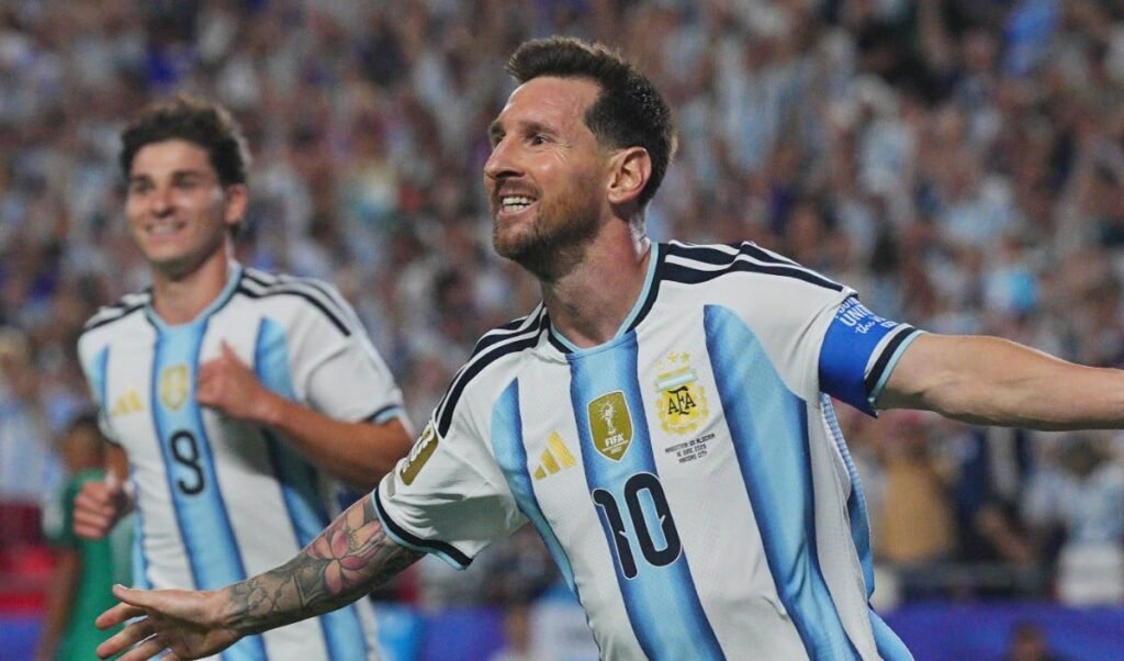 Lionel Messi का World Cup में नया Record, दीवाना हुआ Argentina, लगी 85 फुट ऊंची प्रतिमा Lionel Messi का World Cup में नया Record, दीवाना हुआ Argentina, लगी 85 फुट ऊंची प्रतिमा