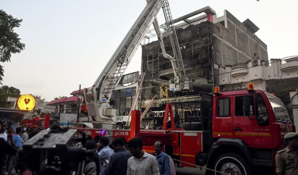 Lucknow Aliganj Fire | साथ पढ़े, साथ काम किया और साथ ही दुनिया छोड़ गए कानपुर के दो पक्के दोस्त, माँ को अब तक नहीं दी गई बेटे की मौत की खबर Lucknow Aliganj Fire | साथ पढ़े, साथ काम किया और साथ ही दुनिया छोड़ गए कानपुर के दो पक्के दोस्त, माँ को अब तक नहीं दी गई बेटे की मौत की खबर