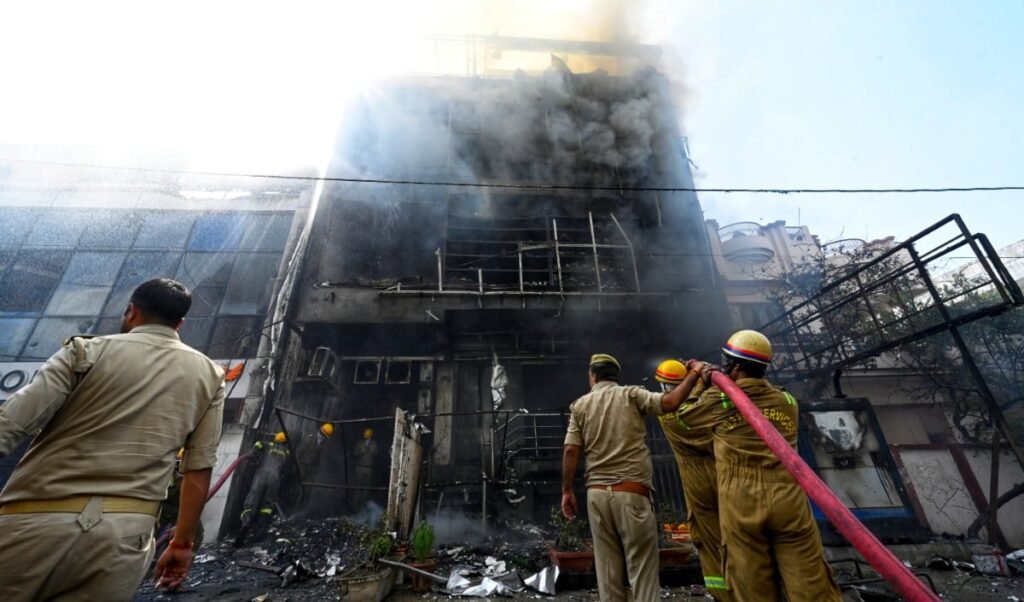 Lucknow Fire Tragedy | अलीगंज में हुई 15 मौतों के बाद उठे गंभीर सवाल! रिहायशी परमिट पर चल रहा था कमर्शियल इंस्टीट्यूट Lucknow Fire Tragedy | अलीगंज में हुई 15 मौतों के बाद उठे गंभीर सवाल! रिहायशी परमिट पर चल रहा था कमर्शियल इंस्टीट्यूट