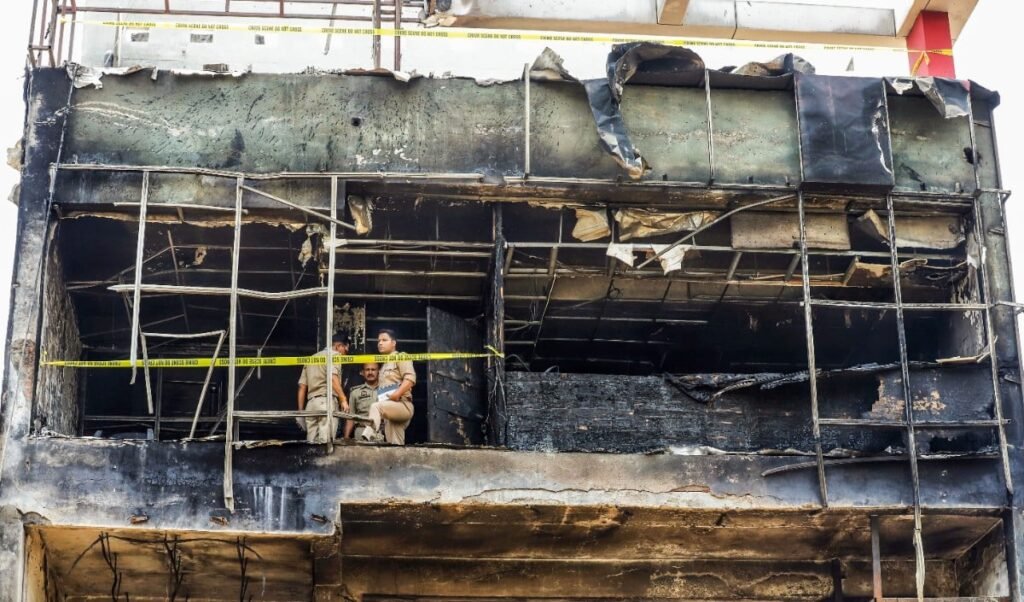 Lucknow Fire Tragedy का Kanpur में असर, दो Artists की मौत के बाद अवैध इमारतों पर एक्शन लेने का आदेश Lucknow Fire Tragedy का Kanpur में असर, दो Artists की मौत के बाद अवैध इमारतों पर एक्शन लेने का आदेश