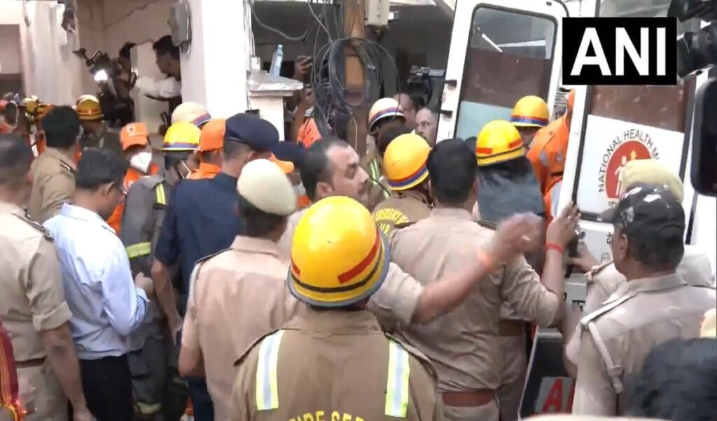 Lucknow Fire Tragedy: डिप्टी CM ने की 14 मौतों की पुष्टि, उच्च स्तरीय जांच के आदेश Lucknow Fire Tragedy: डिप्टी CM ने की 14 मौतों की पुष्टि, उच्च स्तरीय जांच के आदेश
