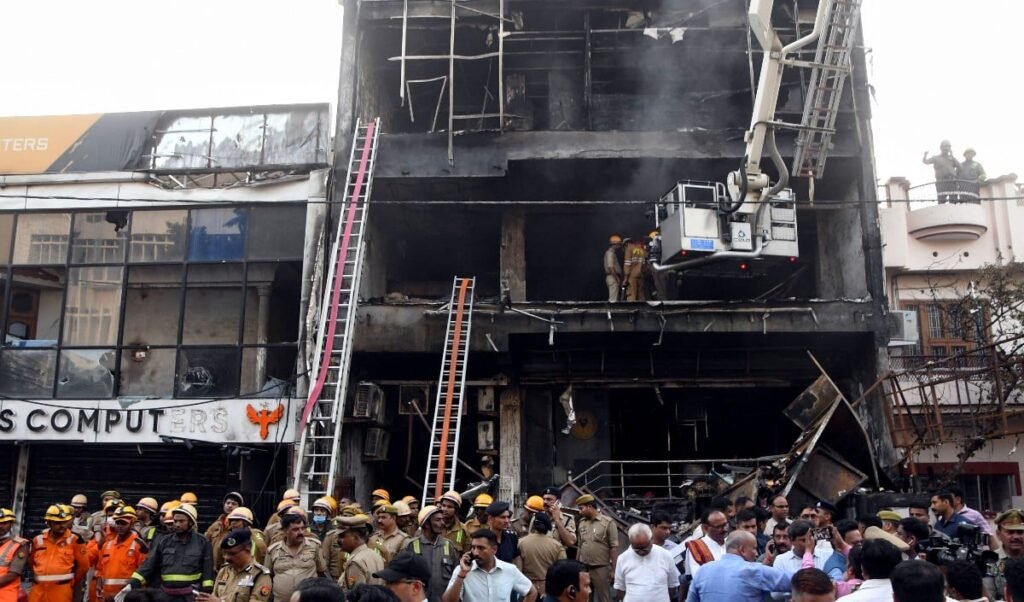 Lucknow Fire: कोई Emergency Exit नहीं, 2016 में ही था इमारत गिराने का आदेश, रिहायशी भवन Commercial कैसे बना? Lucknow Fire: कोई Emergency Exit नहीं, 2016 में ही था इमारत गिराने का आदेश, रिहायशी भवन Commercial कैसे बना?