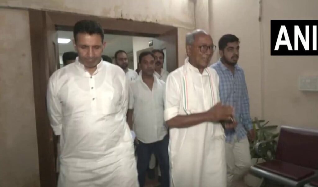 MP Congress में All is Not Well? Digvijaya और Patwari के Viral Video ने बढ़ाई पार्टी की टेंशन MP Congress में All is Not Well? Digvijaya और Patwari के Viral Video ने बढ़ाई पार्टी की टेंशन