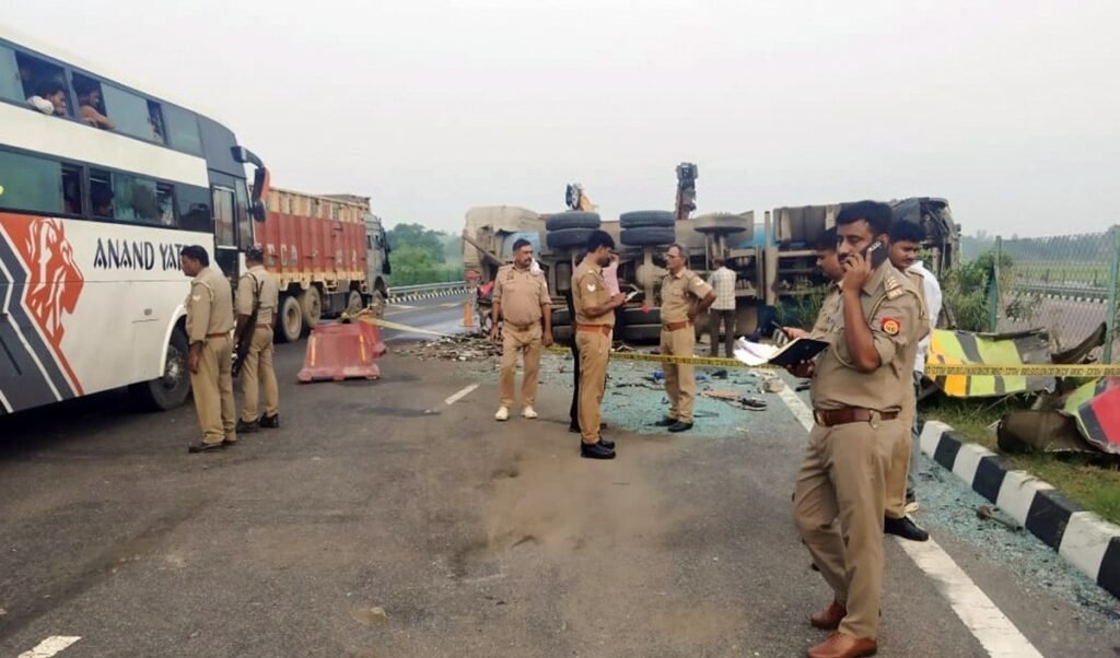 Maharashtra Accident | बदलापुर में मुंबई-वडोदरा हाईवे पर भीषण हादसा, 250 किमी/घंटे की रफ़्तार से दौड़ रही BMW डिवाइडर से टकराई, 2 की मौत Maharashtra Accident | बदलापुर में मुंबई-वडोदरा हाईवे पर भीषण हादसा, 250 किमी/घंटे की रफ़्तार से दौड़ रही BMW डिवाइडर से टकराई, 2 की मौत