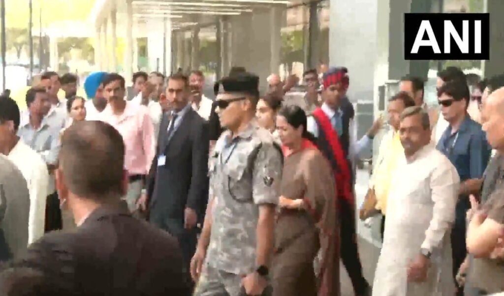 Malviya Nagar Fire: CM Rekha Gupta ने रिपोर्ट तलब की, कड़ी कार्रवाई का वादा, मैक्स अस्पताल का किया दौरा