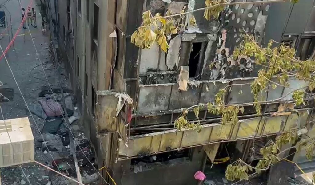 Malviya Nagar Fire: शेफ की एक गलती बनी 21 लोगों का काल, Main Power Cut होते ही कमरे बने ‘मौत का चैंबर’ Malviya Nagar Fire: शेफ की एक गलती बनी 21 लोगों का काल, Main Power Cut होते ही कमरे बने ‘मौत का चैंबर’
