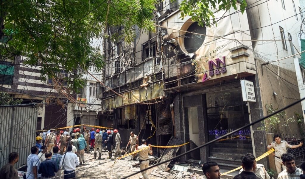 Malviya Nagar Hotel Fire | MCD का पल्ला झाड़ा! ‘लाल डोरा’ संपत्ति का दिया हवाला, अब दिल्ली सरकार वापस लेगी B&B पॉलिसी Malviya Nagar Hotel Fire | MCD का पल्ला झाड़ा! ‘लाल डोरा’ संपत्ति का दिया हवाला, अब दिल्ली सरकार वापस लेगी B&B पॉलिसी