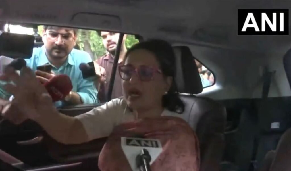 Mamata Banerjee के वफादारों ने संभाला मोर्चा, TMC के बागी गुट को रोकने के लिए स्पीकर से मिले कीर्ति-सागरिका Mamata Banerjee के वफादारों ने संभाला मोर्चा, TMC के बागी गुट को रोकने के लिए स्पीकर से मिले कीर्ति-सागरिका