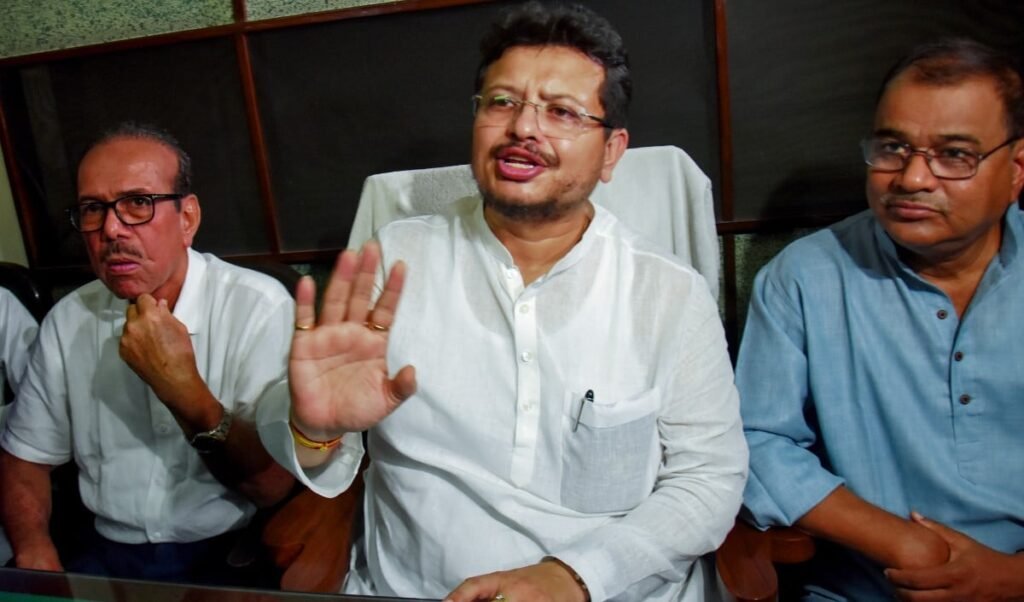Mamata Banerjee को TMC में सीधी चुनौती! बागी गुट ने बनाई नई National Committee, Abhishek की कुर्सी भी छिनी Mamata Banerjee को TMC में सीधी चुनौती! बागी गुट ने बनाई नई National Committee, Abhishek की कुर्सी भी छिनी