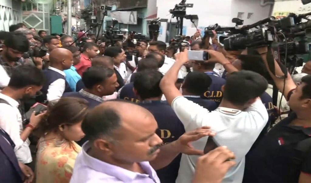 Mamata की Delhi में मौजूदगी, पीछे Kolkata आवास पर CID का एक्शन, TMC में मची खलबली Mamata की Delhi में मौजूदगी, पीछे Kolkata आवास पर CID का एक्शन, TMC में मची खलबली