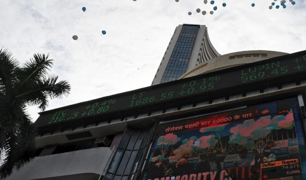Market Opening Bell: ग्लोबल कमजोरी और FIIs की बिकवाली से बाजार सुस्त; सेंसेक्स सपाट खुला, निफ्टी में 31 अंकों की गिरावट Market Opening Bell: ग्लोबल कमजोरी और FIIs की बिकवाली से बाजार सुस्त; सेंसेक्स सपाट खुला, निफ्टी में 31 अंकों की गिरावट