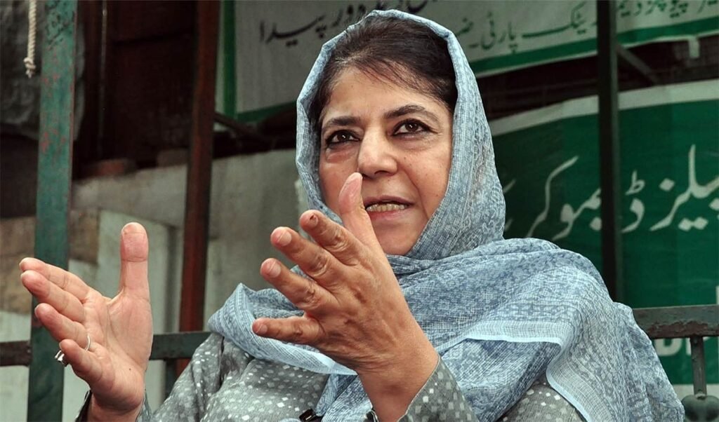 Mehbooba Mufti का बड़ा आरोप, ”पैसे लेकर नौकरी बाँट रही Omar Abdullah Government, पिछले दरवाजे से दी गईं 25 हजार नौकरियां”